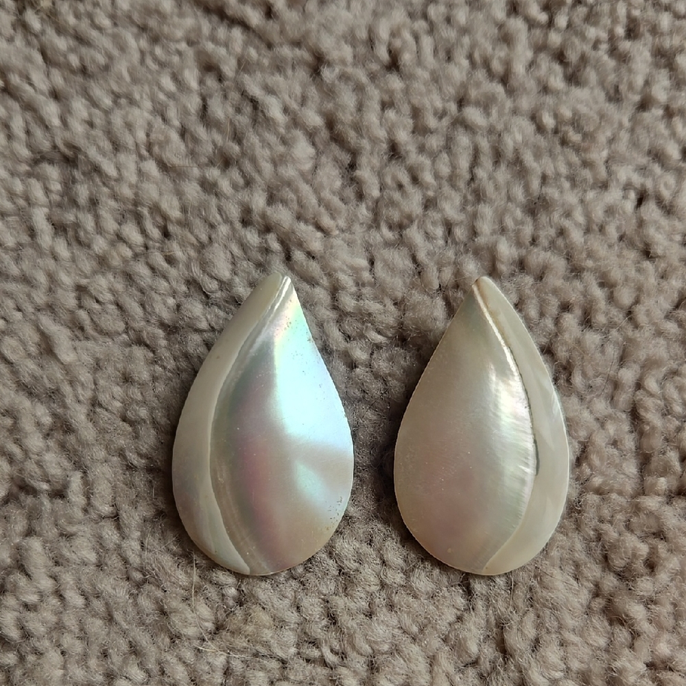 Vintage MOP Iridescent Cream Teardrop Shell Earrings Studs